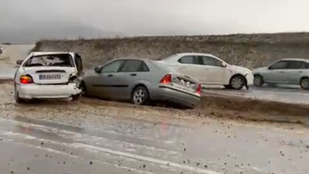 12 kişinin yaralandığı zincirleme kaza: 6 araç böyle çarpıştı