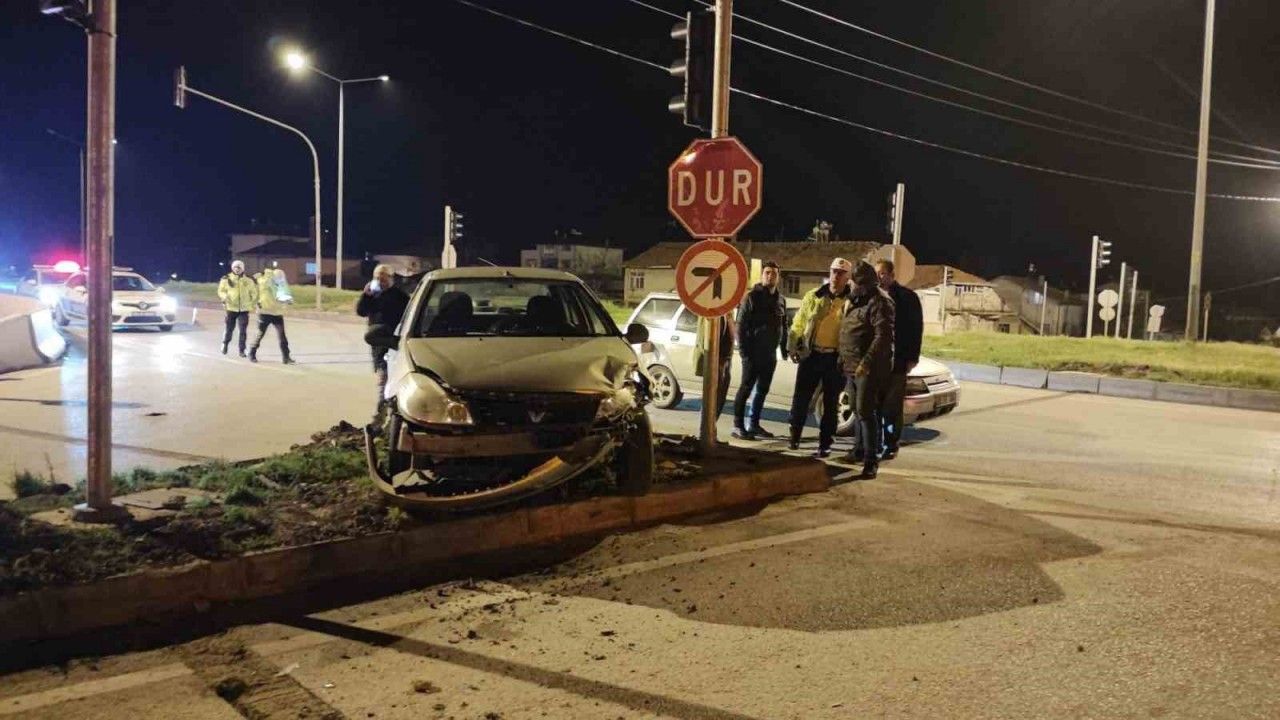 Amasya’da iki otomobil çarpıştı: 5 yaralı