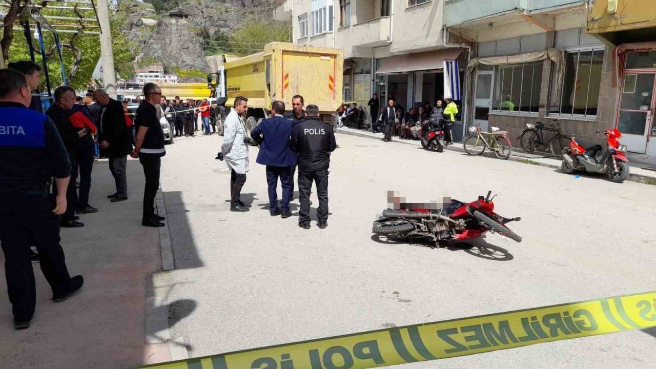 Kamyonun altında kalan motosikletli hayatını kaybetti