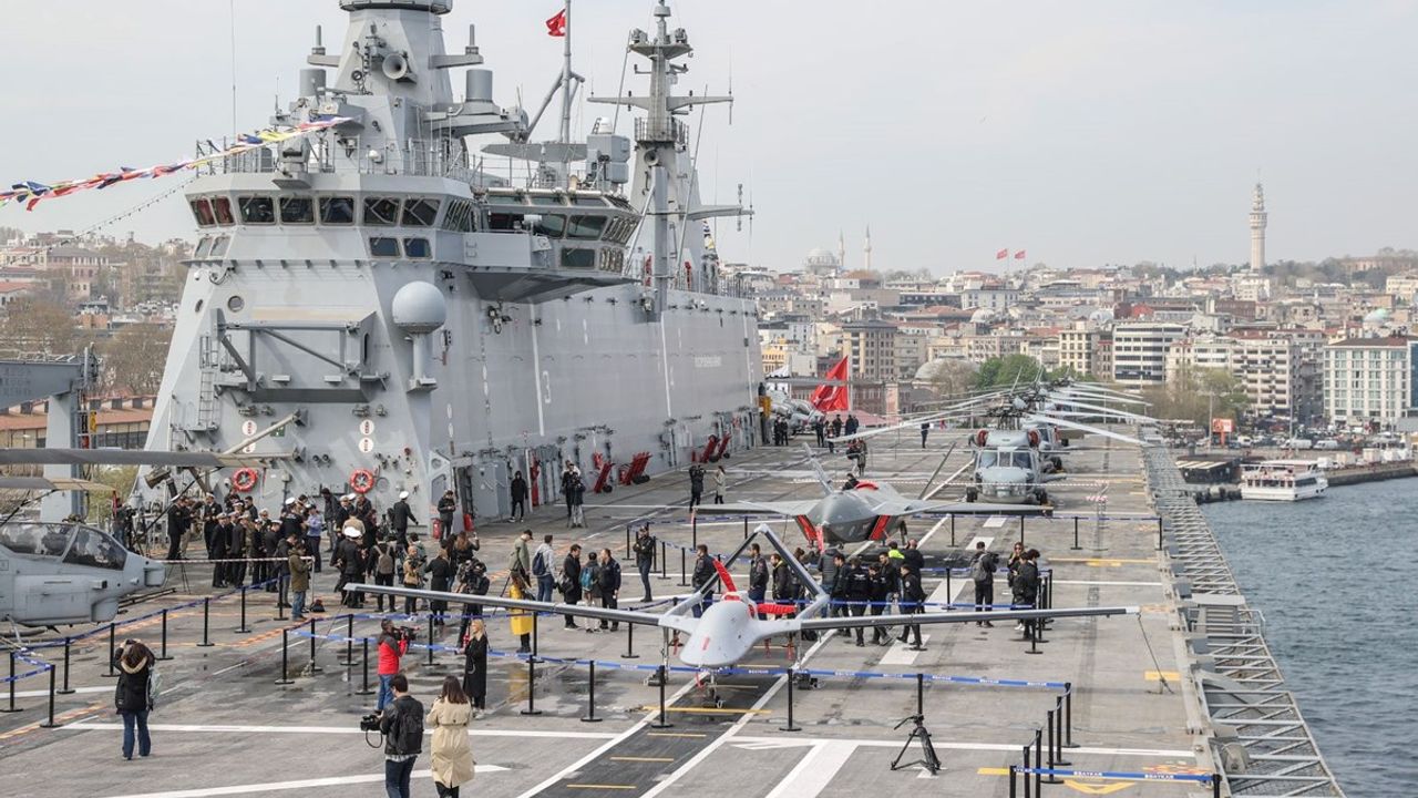 TCG Anadolu Gemisi Sarayburnu limanında Görücüye Çıktı