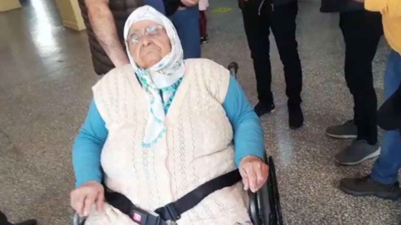 85 yaşındaki engelli vatandaş sandalyeyle taşınarak oy kullandı