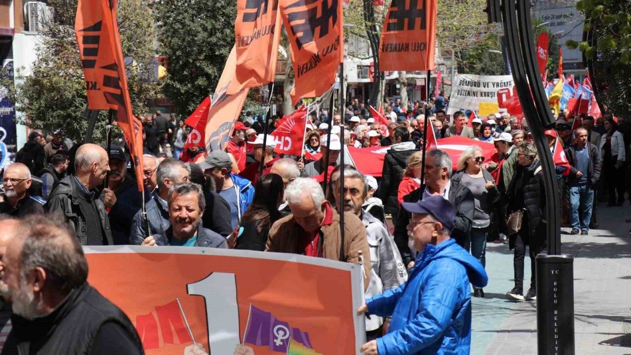 Önde LGBT pankartı, arkasında Türk bayrağı