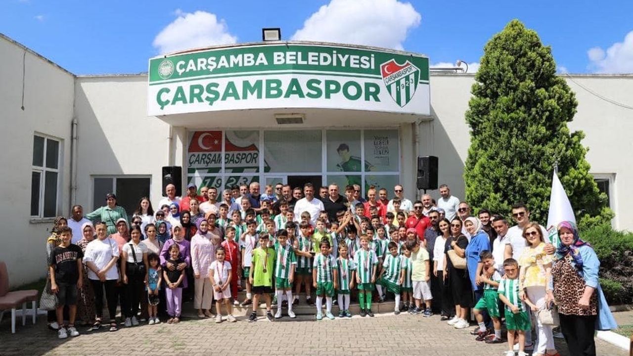 Çarşambaspor Futbol Akademisi minikleri Samsun'da kupa sevinci yaşadı