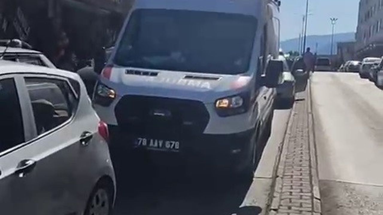 Hatalı park ambulansı trafikte sıkıştırdı!