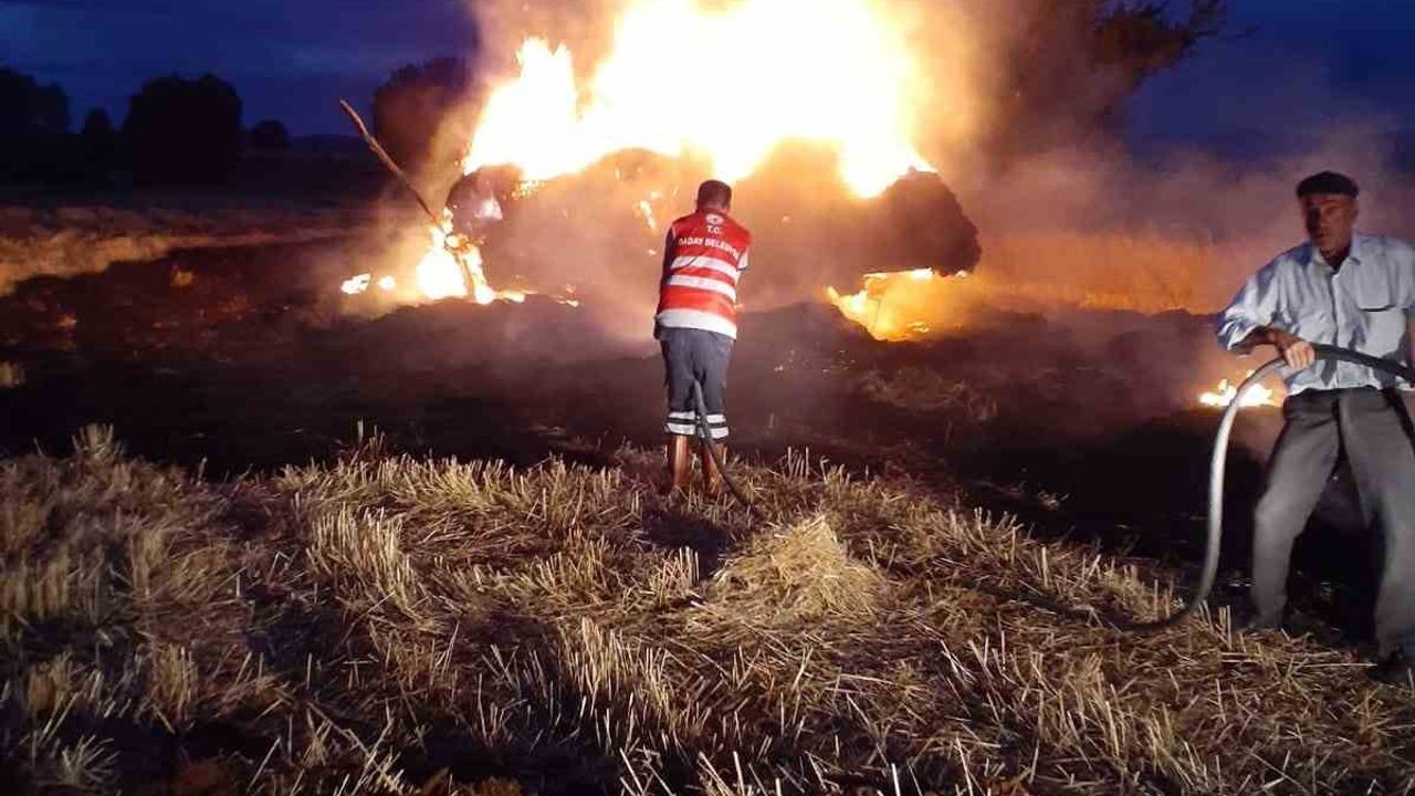 Balya yüklü traktör alev alev yandı