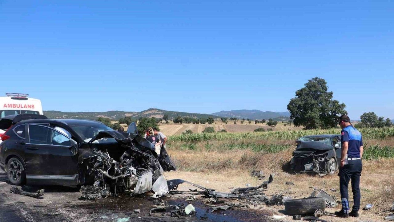 Havza'da feci kaza; İki araç kafa kafaya çarpıştı