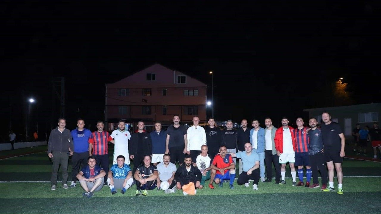 Belediye Başkanı ve AK Parti Teşkilatı arasında dostluk maçı