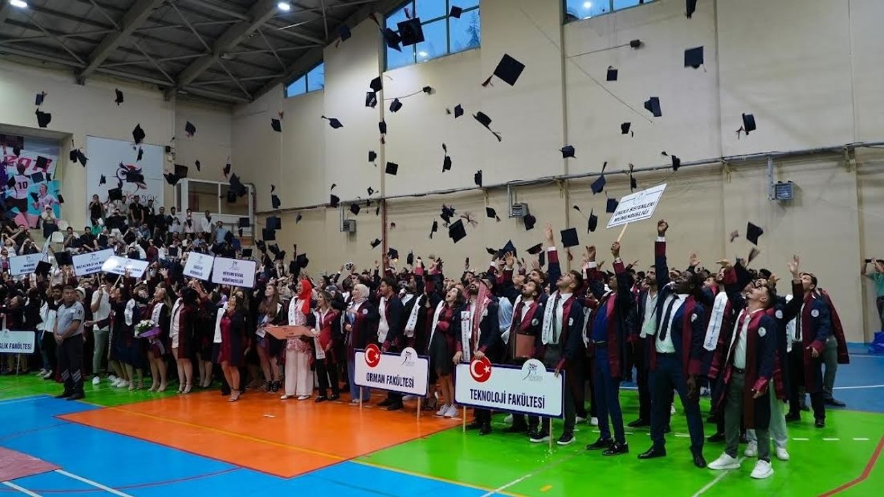 Karabük Üniversitesi'nde mezuniyet töreni çoşkusu!