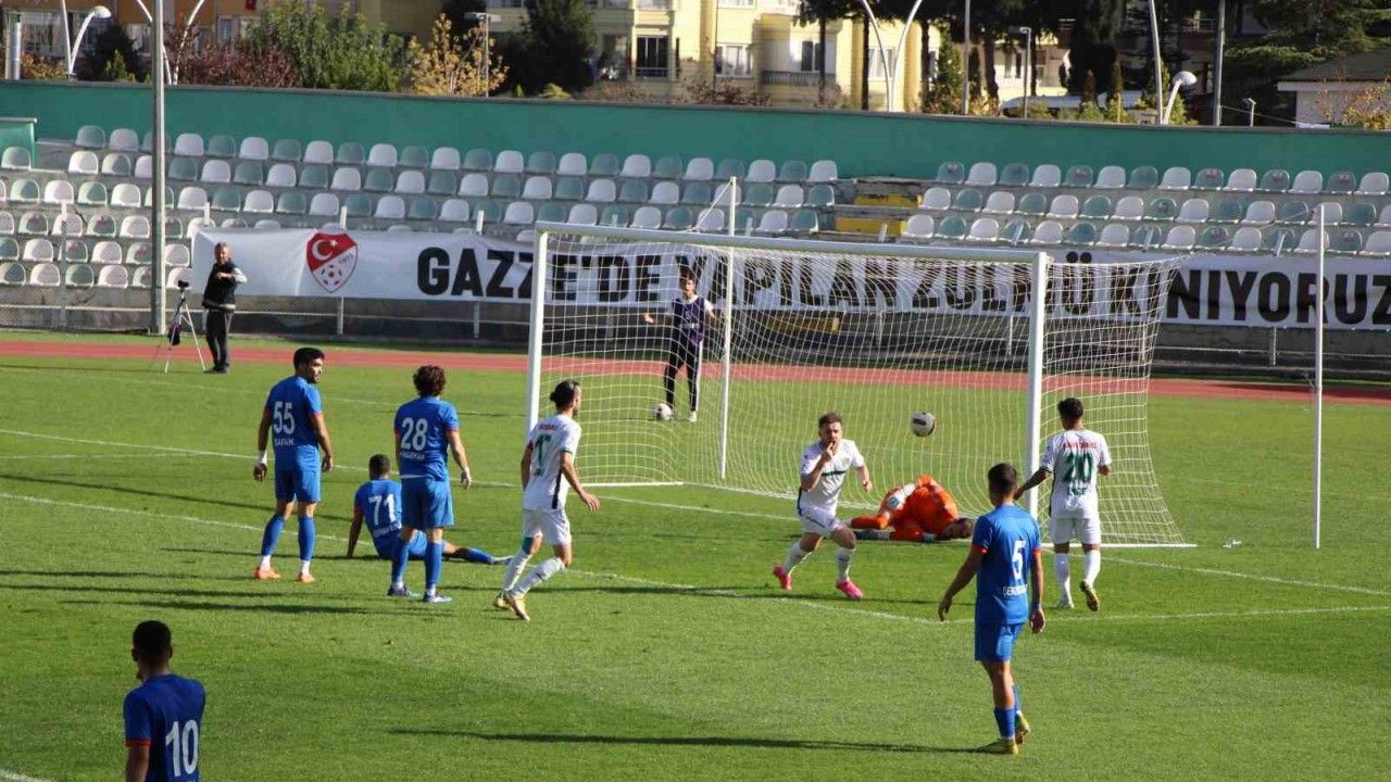 Amasyaspor FK, Eynesil Belediyespor’u 1-0’lık skorla mağlup etti.