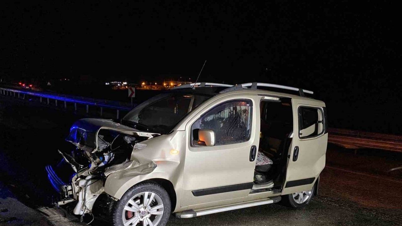 D100’de kaza: Hafif ticari araç bariyerlere çarptı