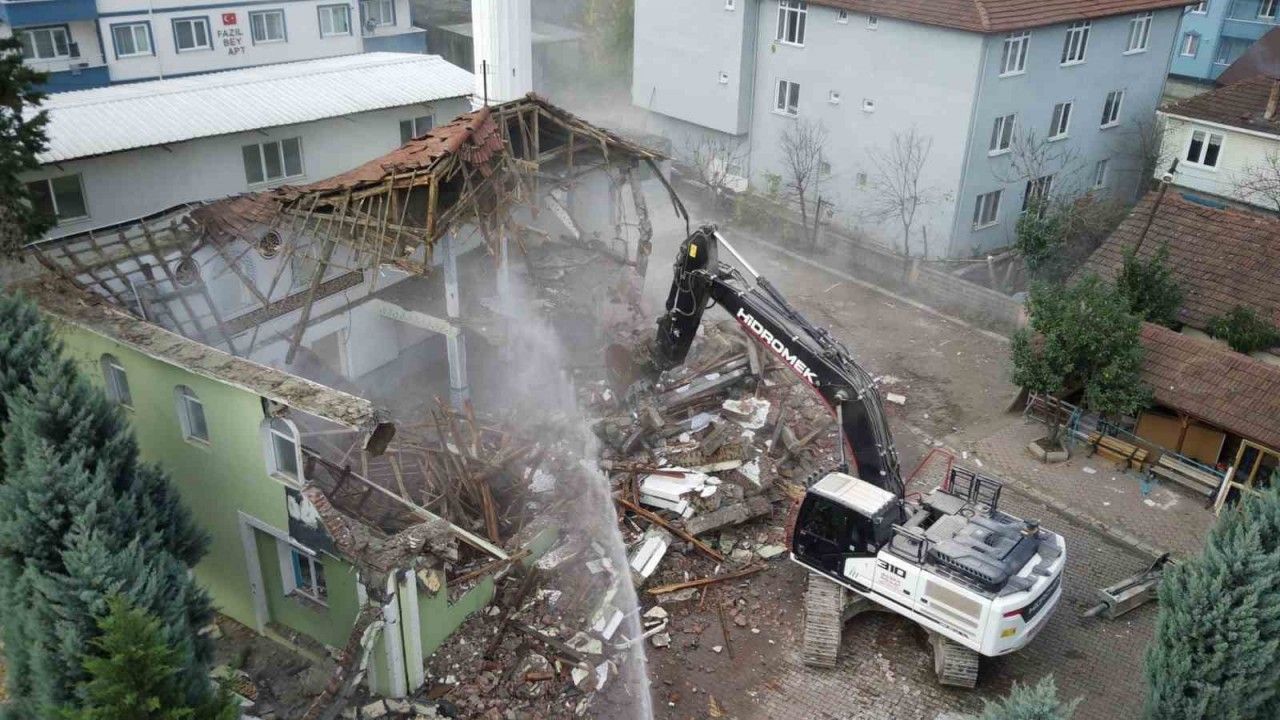 Deprem sonrası yıkılan binanın yenisi yapılıyor