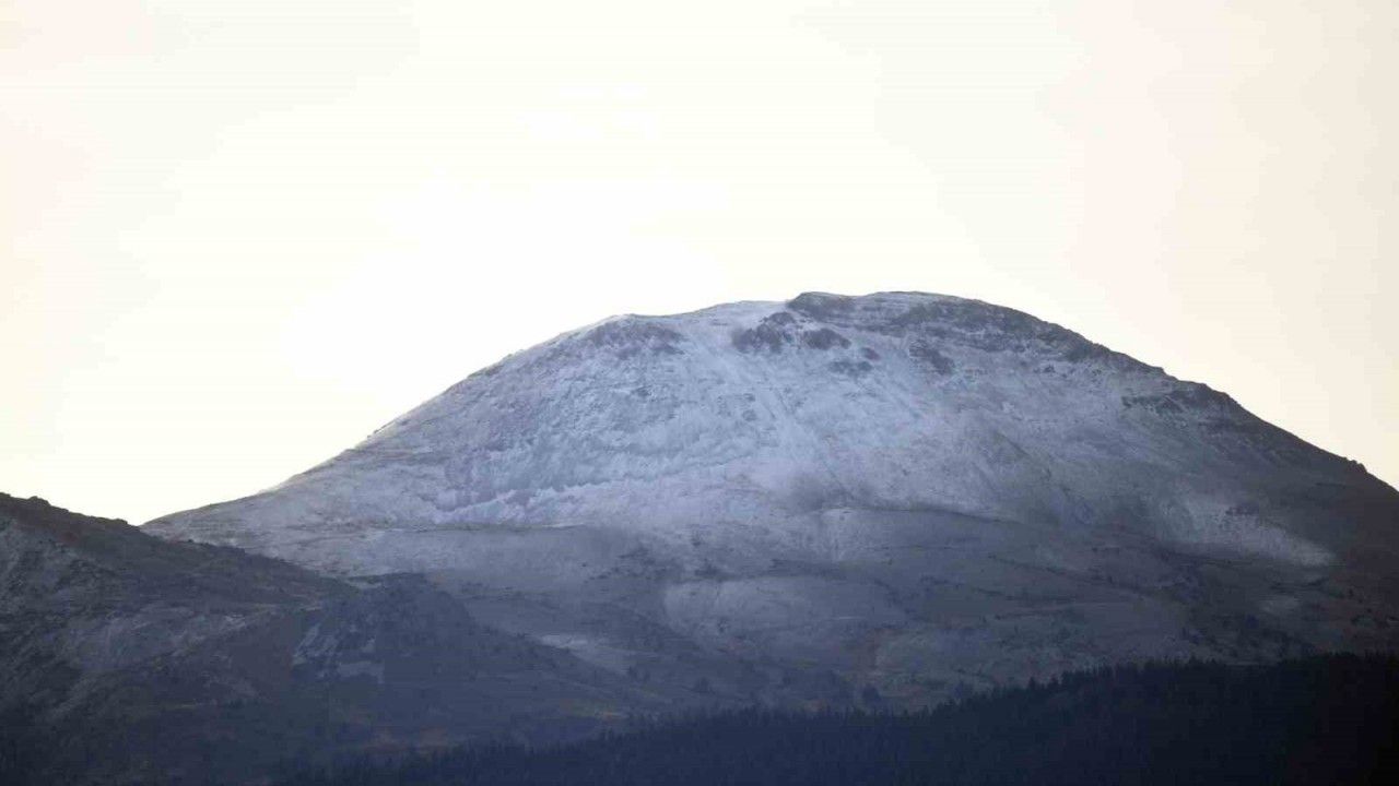 Kış turizmi merkezlerinden Ilgaz Dağı’na mevsimin ilk karı düştü
