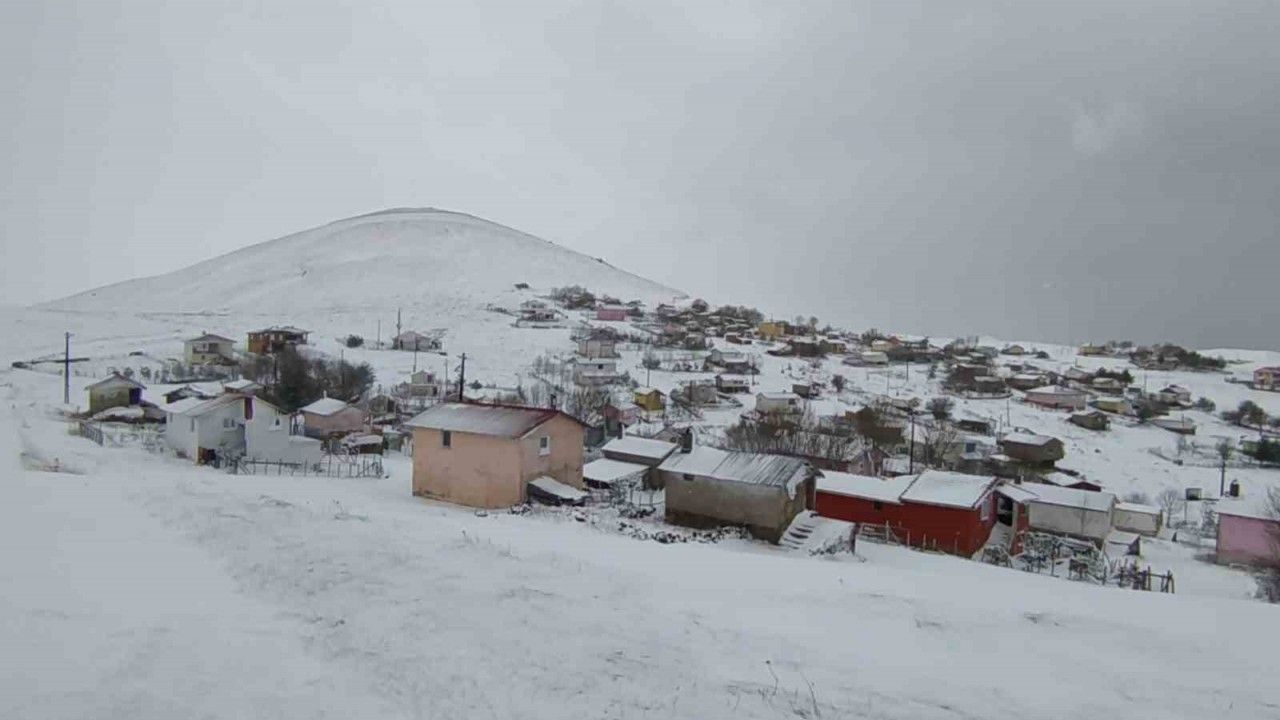 Tokat’ta kar yağışı etkisi: İlçe merkezi beyaza büründü