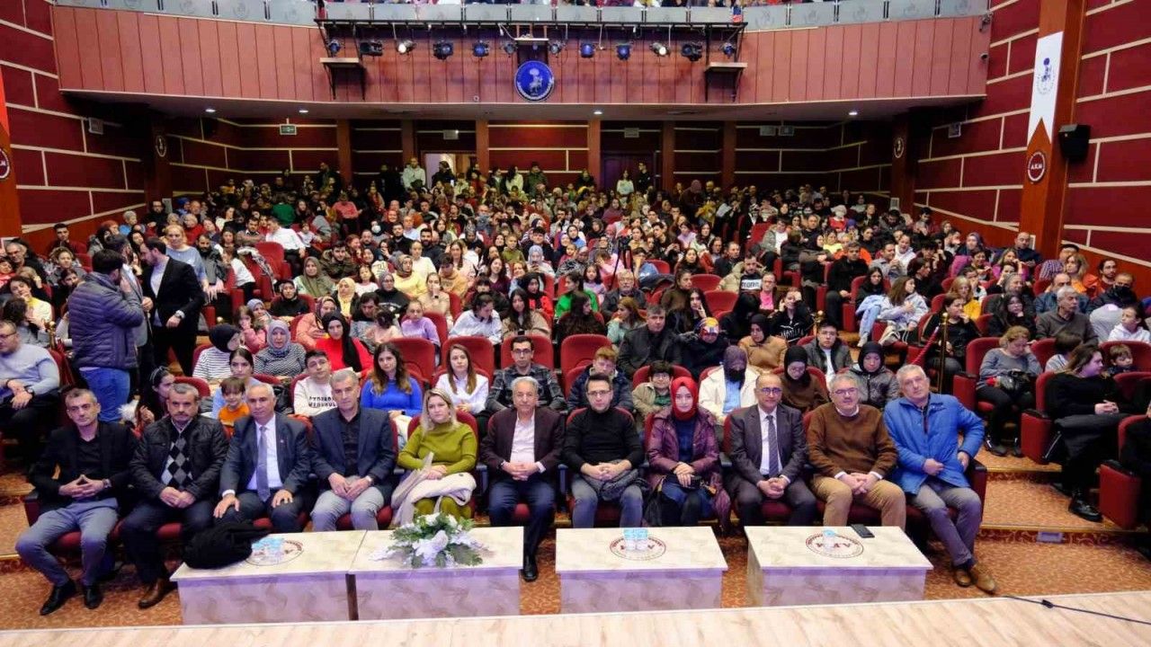 “39 Buçuk Basamak” tiyatrosu Akşehirlilerden tam not aldı