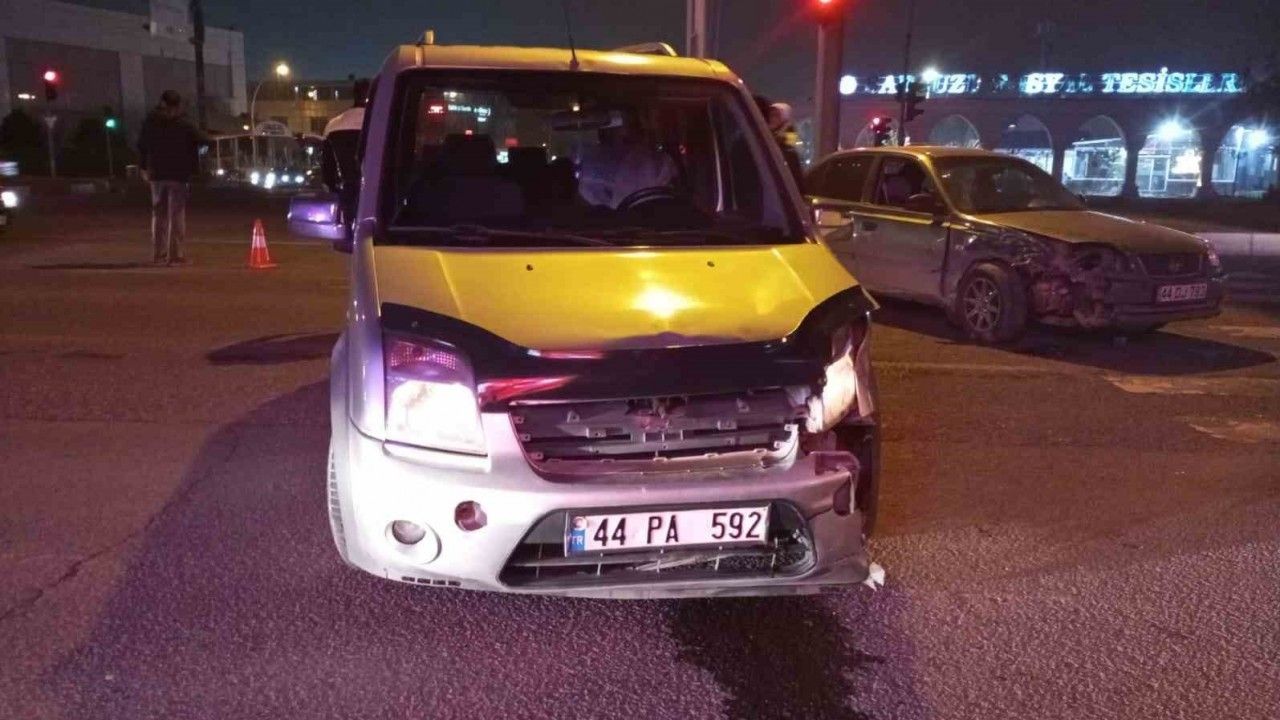 Malatya’da kaza; Hafif ticari araç ile otomobil çarpıştı