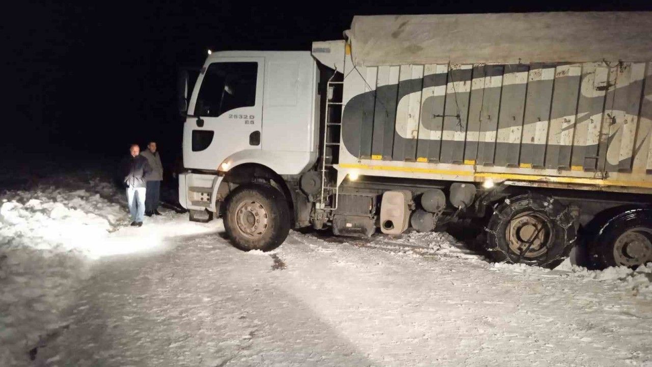 Muradiye’de  yoğun kar yağışı etkisi: Araçlar mahsur kaldı