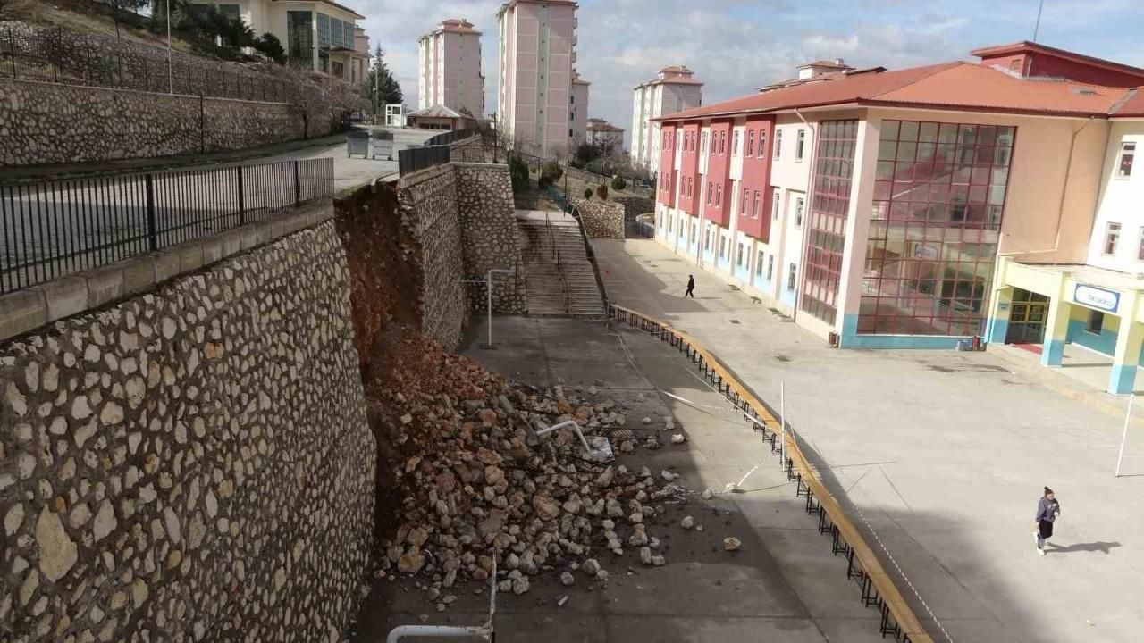 Malatya’da okulun istinat duvarı çöktü