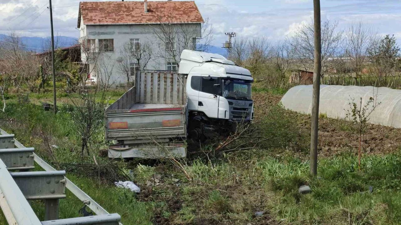Alaçam ‘da tır tarlaya uçtu: 1 yaralı