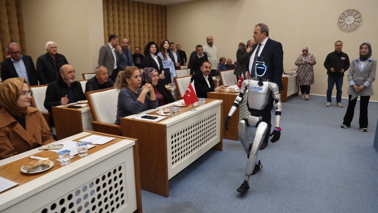 Türkiye'nin nüfusa kayıtlı ilk insansı robotu CANİKMAN mecliste