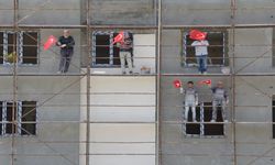 Sinop’ta 23 Nisan balkonlardan kutlandı: İnşaat işçileri de çocuklar gibi sevindi