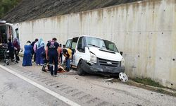 Minibüs istinat duvarına çarptı: 6’sı çocuk 10 yaralı