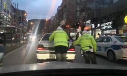 Amasya’da polisler yolda kalan sürücüye aracını iterek yardım etti