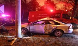 Kaygan yolda kontrolden çıkan otomobil beton direğe çarptı: 1 yaralı