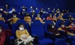 Minik öğrenciler ‘Aslan Hürkuş Kayıp Elmas’ filmini izledi