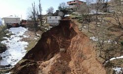 Trabzon’da kar sularının erimesi heyelanlara neden oluyor