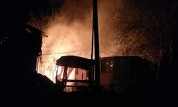 Artvin’de gece iki katlı evde yangın çıktı