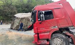 Artvin’de yamaçtan kopan dev kaya kamyonu hurdaya çevirdi