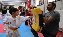Karateci çocuklar babalarını terletti