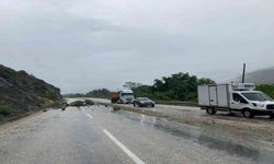 Kastamonu’da yağışlar nedeniyle yola kaya parçaları döküldü
