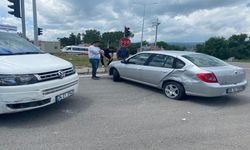 Minibüsle çarpışan otomobildeki 2 kişi yaralandı