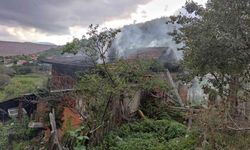 Bolu’da 2 katlı ahşap ev yangında kullanılamaz hale geldi
