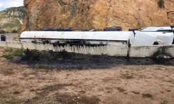 Gümüşhane’de virajı alamayan bitüm yüklü asfalt tankeri yan yattı: 1 yaralı