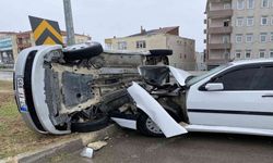 Sinop’ta çarpışan otomobillerden biri yan yattı: 2 yaralı