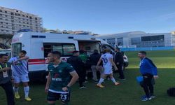 Burnu kırılan futbolcu sahadan ambulans ile çıkartıldı