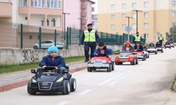 Çocuklar akülü arabalarla trafik kurallarını öğrendi