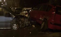 Kaza yapan otomobil park halindeki araçlara çarptı: 1 yaralı