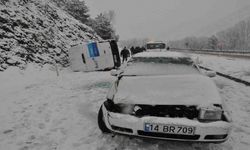 Bolu’da kar sebebiyle 3 araç zincirleme kazaya karıştı