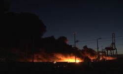 İskenderun Limanı’ndaki yangına helikopter ile müdahale ediliyor