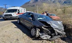 Karabük’te otomobiller çarpıştı: 1’i ağır 2 yaralı