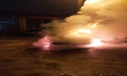 Otomobil alev alev yandı, geriye demir yığınları kaldı
