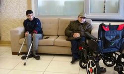 Tekerlekli sandalyeleri enkaz altında kalan özel kardeşlerin en özel mutluluğu