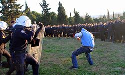POLİS, TATBİKATTA MESLEKTAŞLARINA ACIMADI