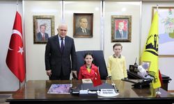 Çocuklardan Başkan Pekmezci’ye 23 Nisan ziyareti