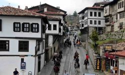 Tarihi şehrin sokaklarını atlarla gezdiler