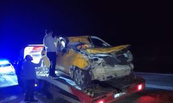 Ticari taksi tıra çarptı: 1 yaralı