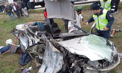Bolu’da tırla çarpışan otomobil kağıt gibi ezildi: 2 ölü, 1 yaralı